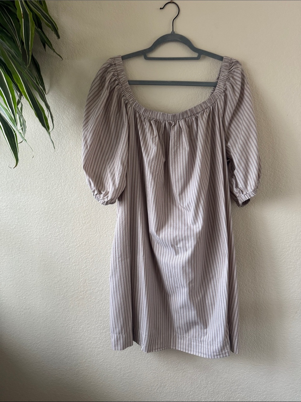 Old Navy Striped Off-Shoulder Midi Dress in Light Taupe and White. Size XL